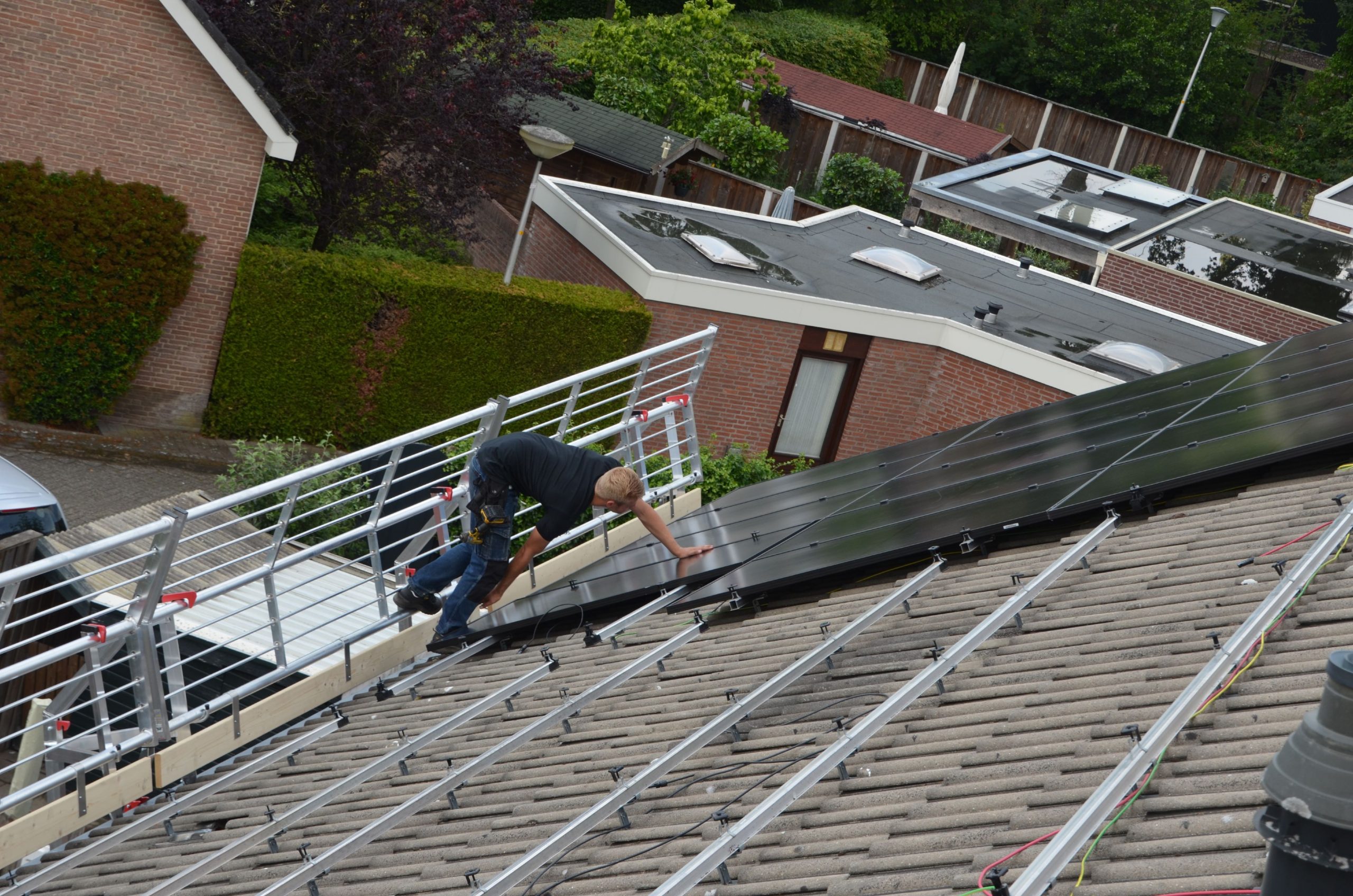Installing solar panels is done safely and quickly with the RSS fall protection system